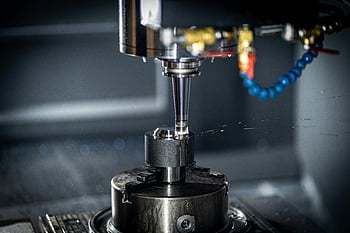 CNC 기계, 근접 촬영, 정밀 공학, 산업용 장비, 가공 과정, 금속 가공, 자동화 된 제조, 압형, 산업 기술, 기계적 구성 요소, 제조 기계