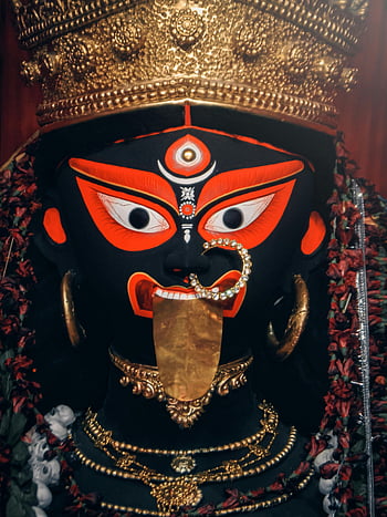 ballagóhű, hindu istennő, kolkata, India, élénk színek, spirituális hagyományok, közelkép, bálvány, arany ékszerek, piros virágok, fekete öltözék