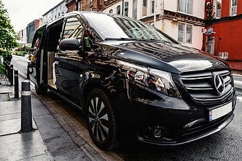 Černý Mercedes třídy V, zaparkováno, chodník, boční dveře otevřené, ulice, luxus, moderní design, Dodávka Mercedes-Benz, Rušná ulice, stylový, černá dodávka