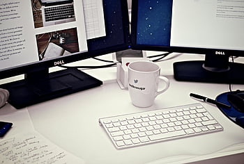 bílý keramický hrnek, jablko magická klávesnice, Monitory počítače s plochou obrazovkou, Monitory Dell, Současný pracovní prostor, Twitter hrnek, duální monitory, nastavení pracovního prostoru, kancelářský stůl, nastavení počítače, bílá klávesnice
