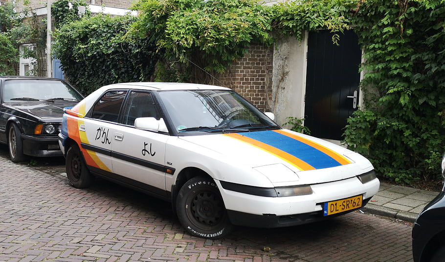 マツダ、 323、 1992年、 車、 白、 縞、 デルフト、 DL-SR-62、 駐車中、 通り、 ビンテージ