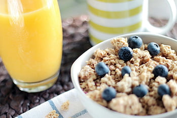 ovesné vločky, bobule, pomerančový džus, zdravá snídaně, müsli, borůvky, miska, sklenka, Ranní jídlo, čerstvý džus, granola