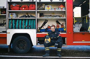 pompiere, sorridente, camion dei pompieri, tavola da corsa, uniforme, attrezzatura, vigile del fuoco, veicolo di emergenza, attrezzatura di salvataggio, vigili del fuoco, sicurezza