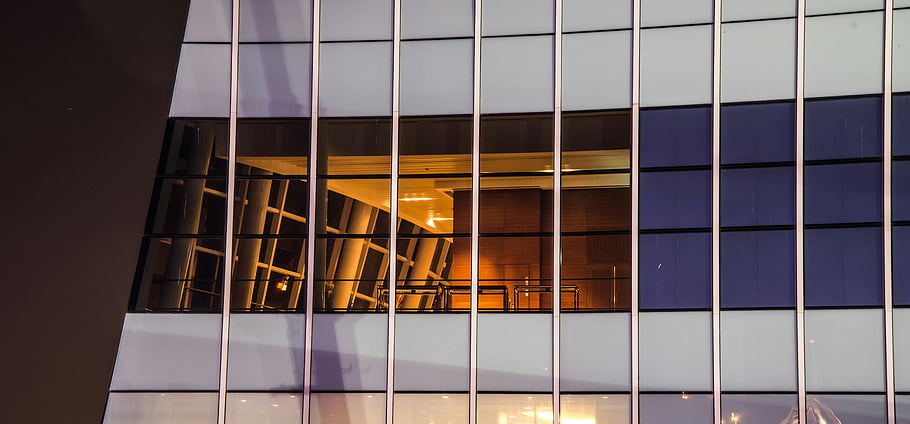 bílá a modrá sklo, okno, výšková budova, detail, stavební fasáda, vřele osvětlený interiér, moderní architektura, městské krajiny, panoráma města, noční výhled, skleněná okna