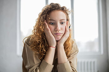 امرأة محيرة،  قلم جاف،  دراسة عربي،  غرفة داخلية،  امرأة مدروسة،  شعر مجعد،  التفكير في المهمة،  إعداد داخلي،  طالب مركّز،  تركيز،  دراسة داخلية