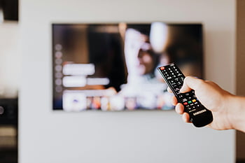 dálkové ovládání, televizní ovladač, rozmazaná televize, Tlačítko stisknutí osoby, Samsung Remote, ruka drží dálkové, Televizní obrazovka, domácí zábava, sledování televize, obývací pokoj, elektronické zařízení