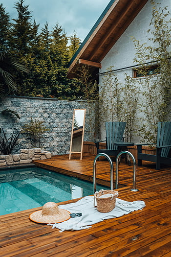 dřevěná terasa, plavecký bazén, lehátka, letní nezbytnosti, relaxace, venkovní bydlení, Na dvoře oáza, Relaxace u bazénu, moderní domov, venkovní nábytek, bazén