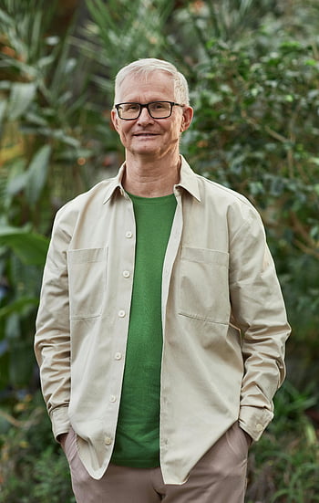 hombre mayor, los anteojos, sonriente, ajuste al aire libre, fondo verde, retrato, Atuendo casual, naturaleza, Expresión feliz, caballero mayor, lentes