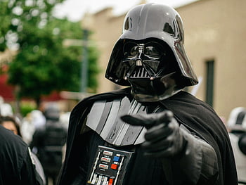 darth vader, cosplayer, černá helma, venkovní nastavení, Podrobný kostým, směřující gesto, hvězdné války, událost cosplay, Detail kostýmu, design helmy, Venkovní cosplay