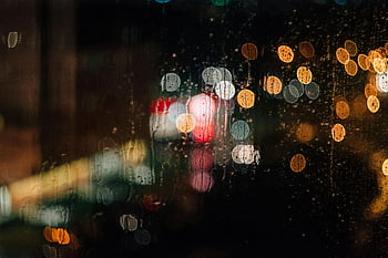 Bokeh Fotografie, Lichter der Stadt, regnerische Nacht, nasses Fenster, abstraktes Bild, Bokeh-Effekt, städtische Szene, Nachtfotografie, Lichtreflexionen, Wassertropfen, Bokeh Lichter