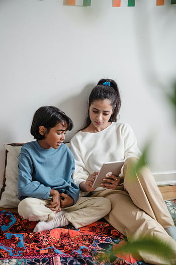 mama si fiu, comprimat, Setare interioară, scaune confortabile, Cămașă cu mânecă lungă albastră, Cămașă cu mânecă lungă albă, legătura familială, implicare digitală, îmbrăcăminte lejeră, Pătură colorată, Mediul de origine