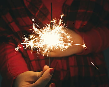 sparkler, Mano che tiene Sparkler, occasioni festive, Sparkler luminoso, sfondo scuro, persona che usa un petardo, luce sparkler, Sparkler festivo, Celebrazione Sparkler, Foto scintillante, Immagine Sparkler
