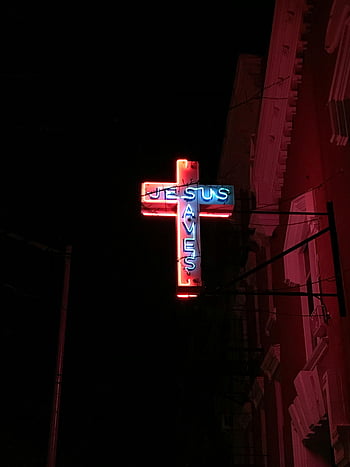 Jezus ratuje, neon znak, świecący krzyż, nocne niebo, znak religijny, neon krzyż, nocna scena, znak świetlny, chrześcijański symbol, znak drogowy, na zewnątrz budynku