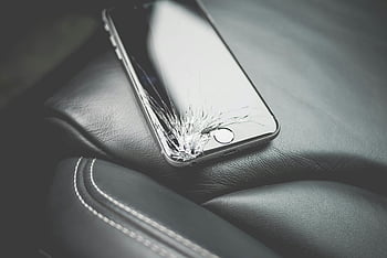 Space Grey iPhone 6, smartphone rotto, schermo rotto, seggiolino auto in pelle, avvicinamento, telefono danneggiato, Riparazione iPhone, danno da smartphone, interno auto, riparazione mobile, Problemi tecnologici