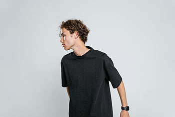 Mand i sort t-shirt, afslappet portræt, sort besætning hals t-shirt, lys baggrund, stående mand, Casual outfit, sort t-shirt, mandlige mode, enkel baggrund, side profil, ung mand