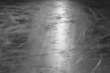 надраскан лед, ледена пързалка, Черно и бяло, текстура на повърхността, ледена повърхност, драскотини по пързалката, фигурно пързаляне, текстура на леда, монохромна снимка, модели на лед, ледени следи