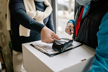 Bezhotovostní platba, kreditní karta, Pos terminál, doručení zásilky, osoba v černé barvě, dlouhé rukávy, Klepnutím na kartu, Bezkontaktní platba, doručovací služba, platební automat, transakce