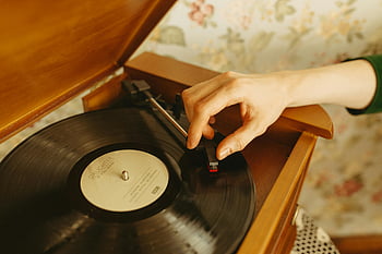 puinen fonografisoitin, vinyylilevy, retro-levysoitin, nostalginen tunnelma, vintage -levysoittimen, käsin säädettävä neula, retro-vinyyli, vintage-soitin, puinen levysoitin, vintage -äänilaitteet, nostalginen musiikki