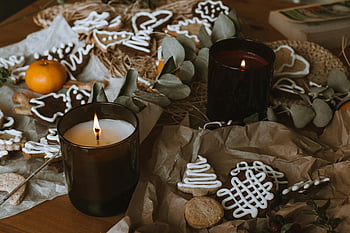 bougies allumées, décorations de Noël, biscuits au gingembre, scène hivernale festive, vacances confortables, ambiance chaleureuse, décorations de vacances, décor d'hiver, biscuits de Noël, aux chandelles, atmosphère festive