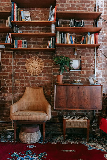 pared de ladrillo, habitación cómoda, muebles clásicos, silla vintage, estantes de madera, libros, habitación caliente, Habitación acogedora, decoración rústica, diseño de interiores, decoración del hogar