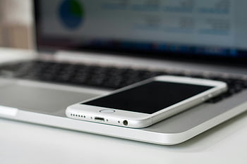 srebrny iphone 6, macbook pro, smartfon, klawiatura laptopa, nowoczesna technologia, obraz zbliżenia, urządzenia technologiczne, iPhone na laptopie, srebrny iphone, Zbliżenie laptopa, Smartfon na laptopie