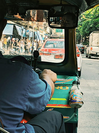 muž řídí tuk tuk, ulice Bangkoku, Barevné tuk tuk, živé ulice, detail, taxi, městské scény, městský provoz, thai taxi, Street View, Zážitek z Bangkoku