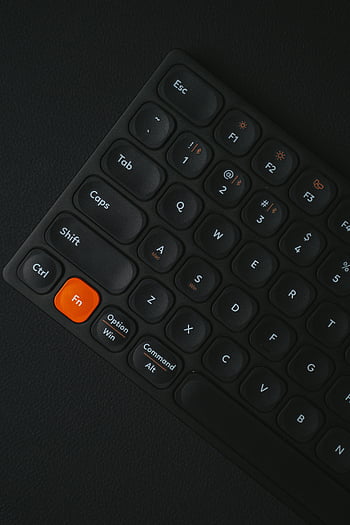 キーボード、 黒キーボード、 オレンジ色のFnキー、 クローズアップキーボード、 洗練されたデザイン、 ミニマルデザイン、 キーボードの詳細、 モダンなキーボード、 キーボード・レイアウト、 Fnキー、 黒とオレンジのキーボード