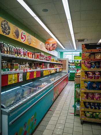 Supermercato russo, confezioni alimentari assortite, Scaffali bianchi, merci congelate, spuntini, corridoio ben fornito, negozio di alimentari, prodotti alimentari, corridoio del supermercato, Prodotti congelati, Snack