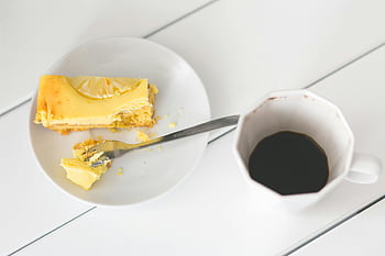 cheesecake au citron, café, assiette blanche, tranche de gâteau au fromage, tasse de café, gâterie délicieuse, fourchette, dessert, petit déjeuner, collation, table blanche
