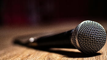 mikrofon, Klasický mikrofon, dřevěný povrch, hudební průmysl, studio, audio zařízení, zvukové inženýrství, Mikrofon zblízka, ročník fotografie, tmavé tóny, dramatické osvětlení