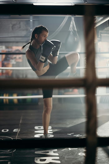 kick-box, tornaterem, határozott nő, fókuszált álláspont, bokszkesztyű, kiképzés, alkalmasság, Sport, boksz gyűrű, edzés, atlétikai