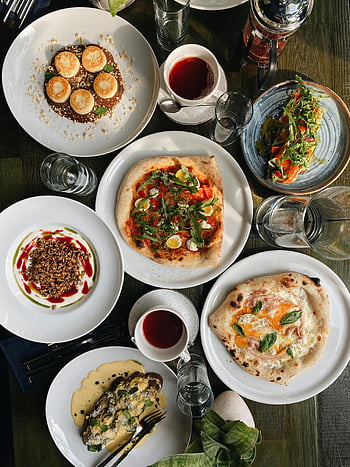 Italská večeře, restaurace, ploché ležel, Rozmanitá italská jídla, pizza, saláty, dezerty, jídelní stůl, italská kuchyně, fotografování potravin, Prezentace jídla