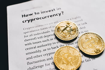 Bitcoin монети, Ръководство за инвестиции, Златни монети, страница на книгата, cryptocurrency, едър план, финансови съвети, цифрова валута, спекулативна инвестиция, финансово планиране, Инвестиционни съвети