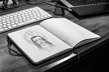 Sketchbook, desen creion, birou de lemn, laptop, tastatură, Imagine monocromă, gri din lemn, schiță carte, Spațiu de lucru artistic, birou creativ, Arta caietului