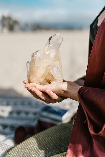 kristalleri tutan kişi, yakın çekim elleri, büyük kristal, açık havada, sakin atmosfer, mistik atmosfer, kristal şifa, doğal kristaller, kristal koleksiyonu, kristal meditasyon, kristal enerji
