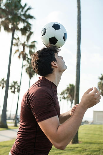 Futbol, dengeleme topu, kafa, genç adam, Uygulama Becerileri, dış mekan, Palmiye ağaçları, park, Spor Dalları, yeniden yaratma