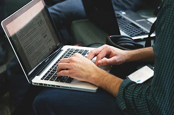 macbook pro, psaní programátoru, laptop, Vnitřní nastavení, Technologie v používání, ruce na klávesnici, práce na počítači, Technické prostředí, Profesionální pracovní prostor, kódování, vývoj softwaru