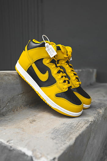 Sorte og gule sko, Gule og sorte sneakers, high-top sneakers, Synligt tag, konkrete trin, streetwear, mode, fodtøj, by stil, nike, sportstøj