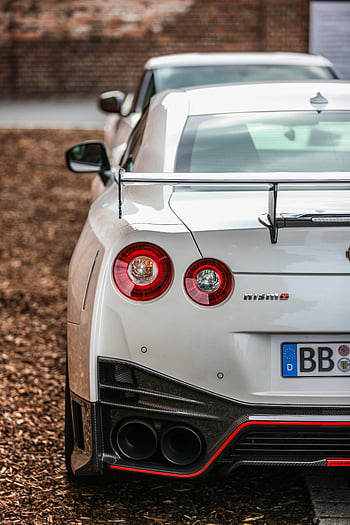 Bílý Nissan GT-R nismo, zpětný pohled, sportovní auto, venkovní nastavení, detail, lesklý, zaparkováno, koncová světla, rušič vztlaku, výfukové trubky