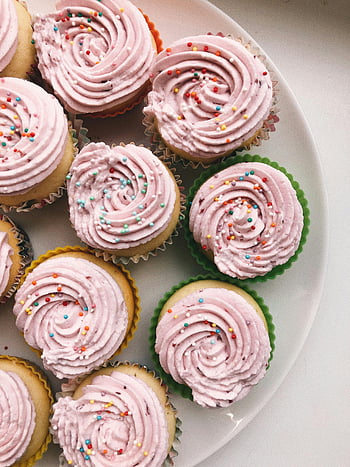 cupcakes, witte keramische plaat, roze glazuur, kleurrijke cupcakes, hagelslag, dessertliefhebbers, bovenaanzicht, zoete lekkernijen, Party Desserts, feestelijke cupcakes, cupcake schotel