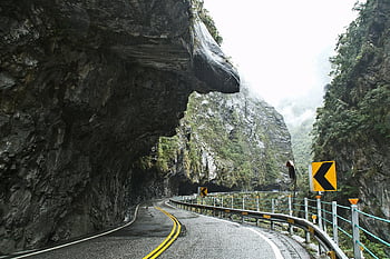 malebné silnici, strmé útesy, dobrodružné cestování, Skalnatá krajina, černá betonová cesta, černá hora rock, klikatá cesta, horské silnici, dopravní značky, Přírodní krásy, cestovní fotografie