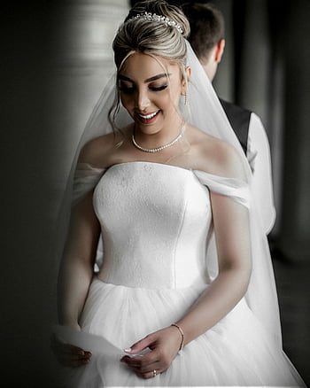 Žena v bílé šaty, krásná nevěsta, elegantní bílé svatební šaty, Usmívající se nevěsta, svatební focení, svatební portrét, bílé svatební šaty, Nevěsta se závojem, perlový náhrdelník, svatební šperky, svatební doplňky