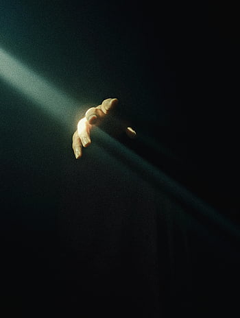 ruku natáhl, paprsek světla, dramatická scéna, symbolizující naději, tajemství, tmavé pozadí, světelný kontrast, lidské ruky, umělecká fotografie, emoční snímky, naděje koncept
