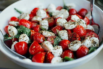 Macedonia, ciotola in ceramica bianca, pomodori ciliegini, palline di mozzarella, erbe fresche, pasto salutare, Piatto vegetariano, ingredienti per insalata, insalata colorata, ciotola di insalata, verdure fresche