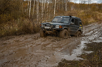 terepjáró, sárban vezetés, sáros erdő, terepjáró kaland, robusztus SUV, sáros terep, erdő terep, sáros út, terepjáró vezetés, kalandjármű