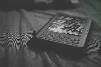 fotografie ve stupních šedi, e-reader, Černý a bílý, Vzorované povlečení, technologie, čtení, digitální zařízení, čtenář knih, elektronické knihy, Monochromatický obrázek, přehoz přes postel