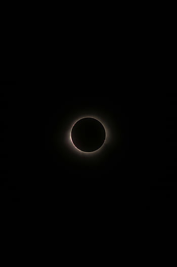 皆既食、 日食、 目に見えるコロナ、 暗い空、 劇的な日食、 天体イベント、 天文現象、 日食の写真、 ソーラーコロナ、 皆既日食