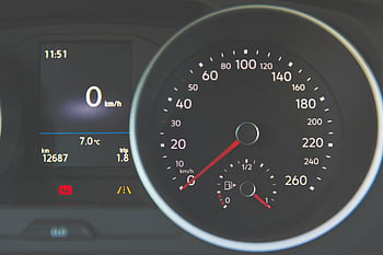 auto rychloměr, palivoměr, digitální displej, přístrojová deska, interiér vozu, čtení rychloměru, hladina paliva, zobrazení teploty, kontrolky, počítadlo kilometrů