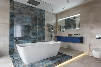 baie modernă, Cadă de baie separată, design contemporan, Baie elegantă, cadă elegantă, design interior, baie decor, plăci albastre, corpuri moderne, baie minimalista, baie de lux