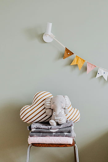foldede tæpper, puder, træ stol, Hyggeligt børnehave, elefant legetøj, baby værelse, planteskoleindretning, Udstoppet elefant, stribet pude, baby tæpper, børnehaveindstilling